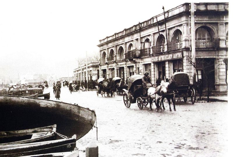 At the end of the 19th century, only carriages and carts, such as the popular phaeton, travelled on the streets of Batumi.