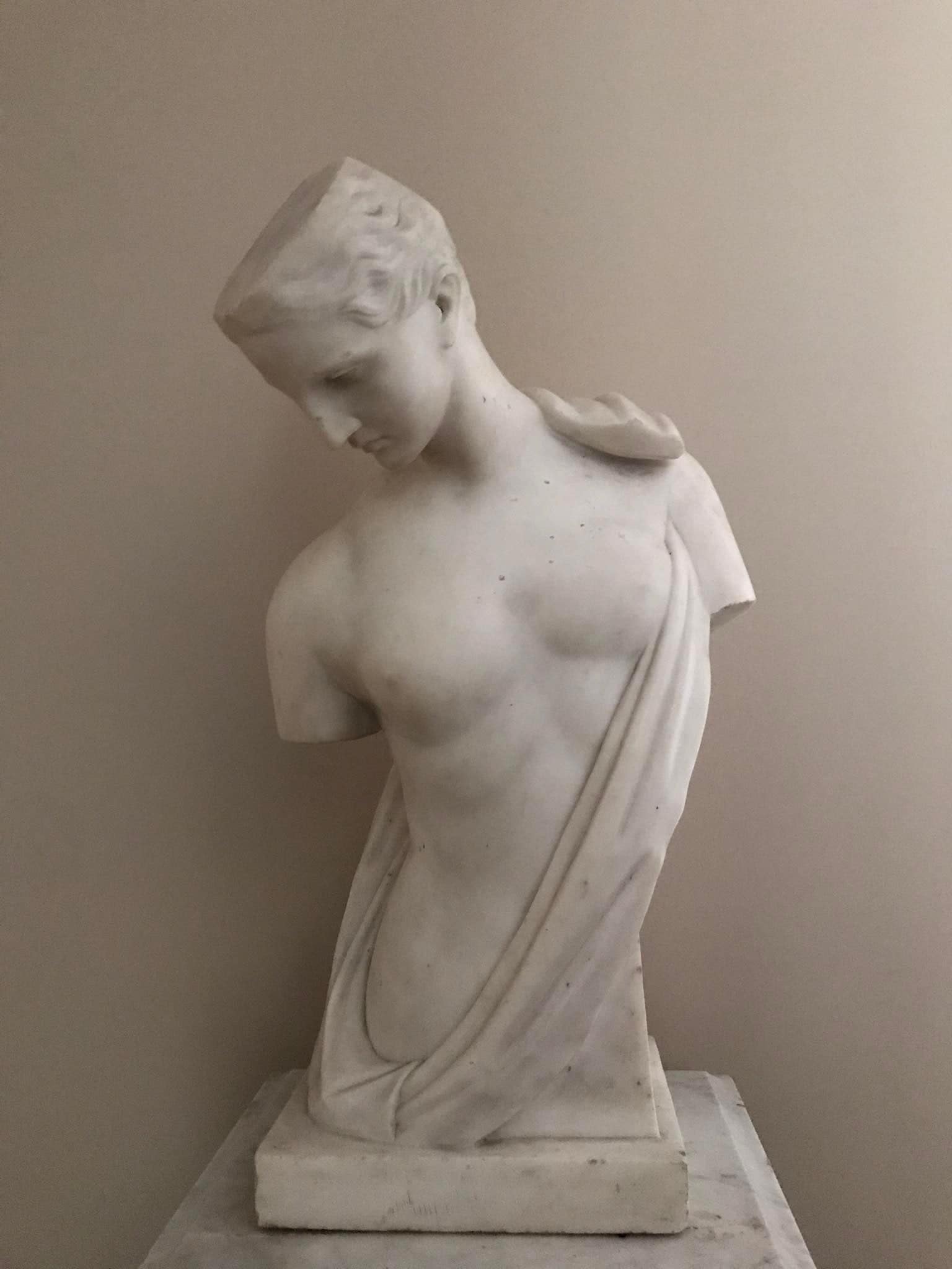 Unknown sculptor - "Torso of a woman" - marble.